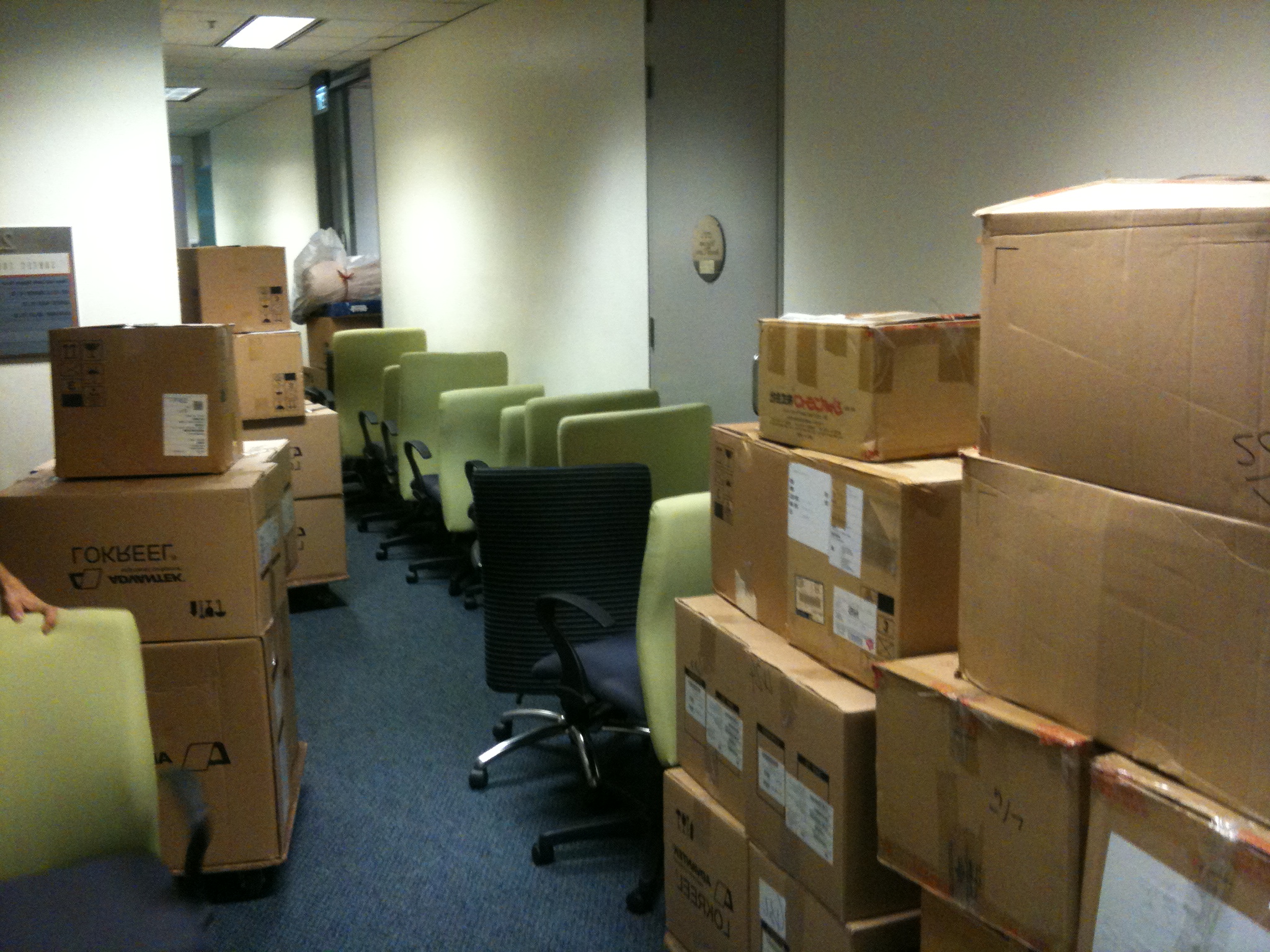 Дешево переехать. Коробки в офисе. Офис с коробками. Переезд офиса. Упакованные вещи в офисе.